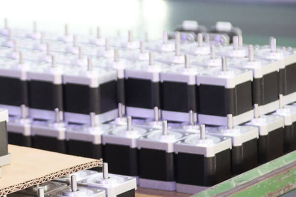 Servo Motori i integruar Stepper Vs Motori Tradicional Stepper: Shpjegohen ndryshimet kryesore