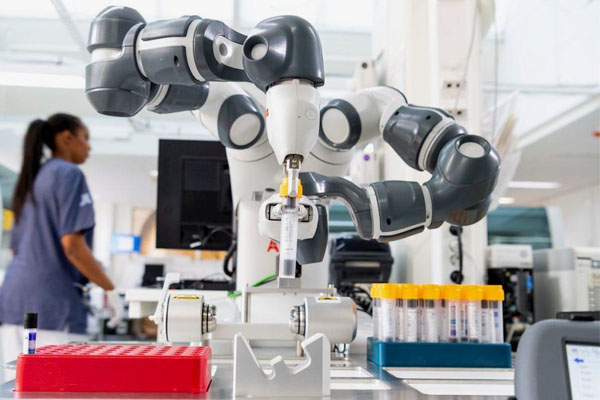 Kako integrirani servo motorji izboljšajo natančnost pozicioniranja robotov za avtomatizacijo laboratorijev?