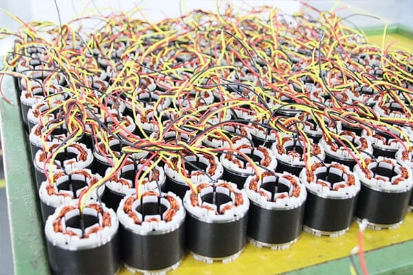 BLDC motor versus servomotor v textiln&iacute;m vybaven&iacute;: Porovn&aacute;n&iacute; n&aacute;kladů a v&yacute;konu