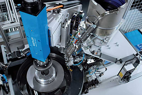 Waarom servomotors presisie in die volgende generasie perspas- en bindtoerusting aandryf