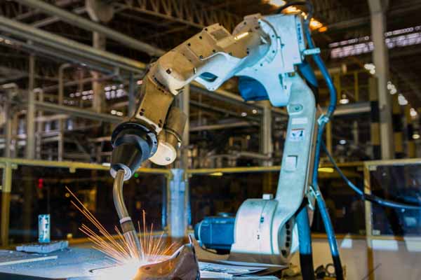 Per qu&egrave; els servomotors integrats s&oacute;n ideals per als robots de soldadura moderns